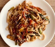 Удон с курицей и овощами в кисло-сладком соусе