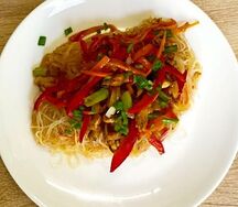 Фунчоза с курицей и овощами в кисло-сладком соусе