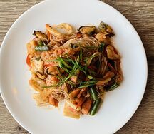 Фунчоза с морепродуктами и овощами в соусе терияки