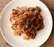 Фунчоза с морепродуктами и овощами в кисло-сладком соусе