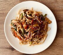 Удон с говядиной и овощами в кисло-сладком соусе