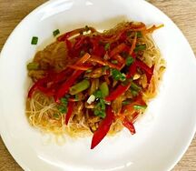 Фунчоза с говядиной и овощами в кисло-сладком соусе