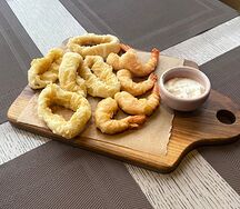 Тигровые креветки с кольцами кальмара