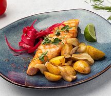 Лосось с запеченным картофелем и вешенками