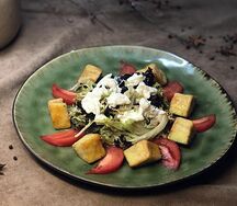 Салат со страчателлой и баклажанами