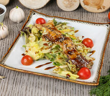 Салат с угрем и авокадо