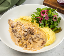 Бефстроганов с картофельным пюре, маринов огурцами т луком с кинзой