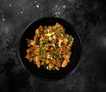 Жареный рис с овощами, курицей и яйцом 