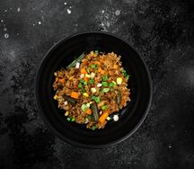 Жареный рис с овощами и яйцом