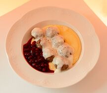 Фрикадельки с картофельным кремом и брусничным соусом