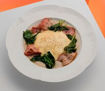Овсянка с беконом и яйцом пашот