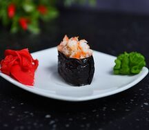 Гункан с тигровой креветкой