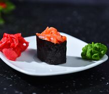 Гункан с форелью