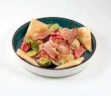 Салат с беконом и крутонами