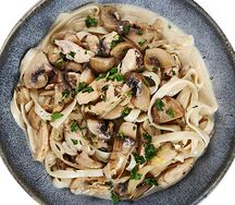 Вок с курочкой в сливочном соусе с шампиньонами