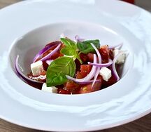 Салат с томатами и сыром фета