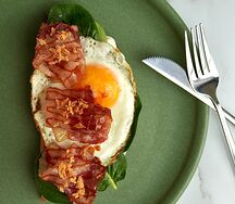 Венская вафля с яйцом и беконом