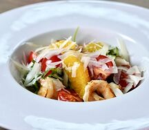 Салат с креветками и ореховым соусом