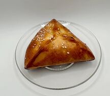 Пирожок с курой, грибами и луком