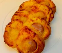 Сосиска с сыром, запеченная в тесте