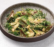 Зеленый салат с цуккини, авокадо, арахисом