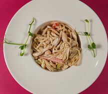 Удон в сливочно-чесночном соусе с морепродуктами