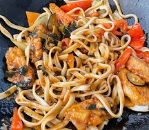 Жареная лапша с курицей и овощами
