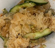 Коралловый гриб с огурцом и соевым медом