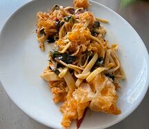 Собственная жареная лапша с коралловыми грибами и микс овощей