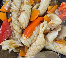 Ошпаренный кальмар с небольшим сетом перца и моркови