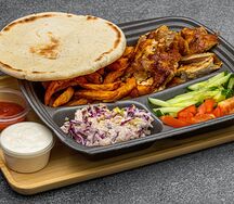 Шаверма на тарелке с жареной курицей