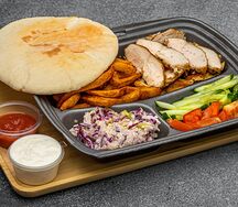 Шаверма на тарелке с копченой курицей