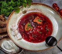 Борщ с фермерской телятиной и сметаной