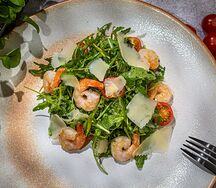 Салат с рукколой и тигровыми креветками