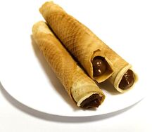 Вафельная трубочка с вареной сгущенкой