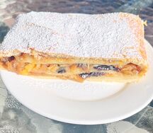 Штрудель с яблоком и черносливом