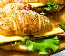 Круассан с сыром и ветчиной