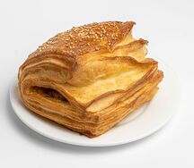 Слойка с сыром, ветчиной и помидором