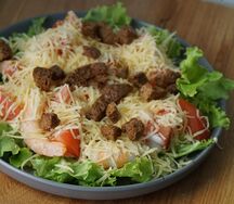 Салат Цезарь с креветками