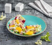 Салат с копченой курицей и мандарином