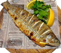 Форель на решётке целиком