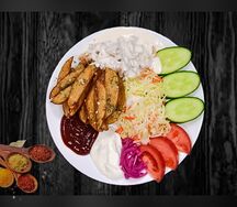Шаверма на тарелке с картофелем айдахо