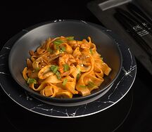 Феттуччине с курицей и грибами