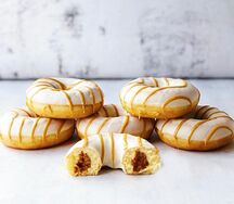 Донат с карамельной начинкой