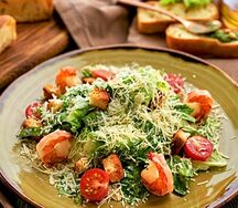 Салат Цезарь с креветками