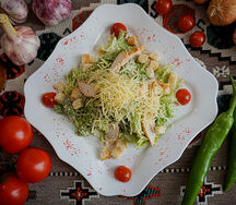 Салат Цезарь с курицей