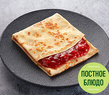 Блинчик постный с клубничным вареньем