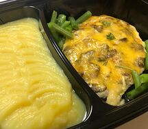 Свинина по-царски с картофельным пюре и стручковой фасолью