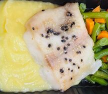 Рыба запеченная с кунжутом и картофельным пюре