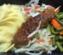 Люля-кебаб с картофельным пюре и стручковой фасолью